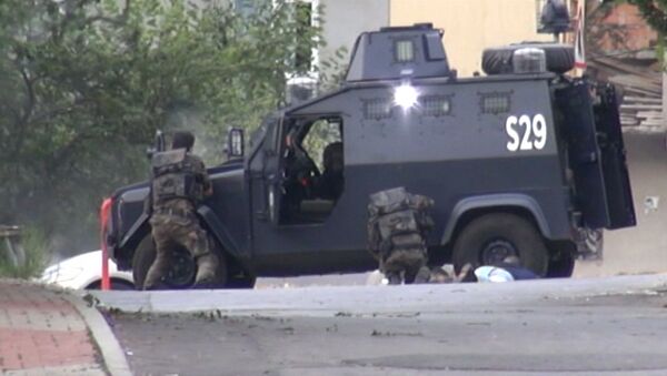 Кадры перестрелки полиции с неизвестными на месте теракта в Стамбуле - Sputnik Грузия
