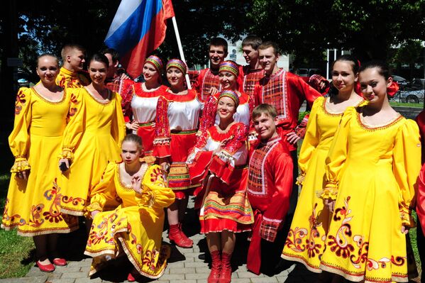 Учащиеся школ из Москвы (в красном) и Орла (в желтом) на молодежном фестивале в Батуми. - Sputnik Грузия