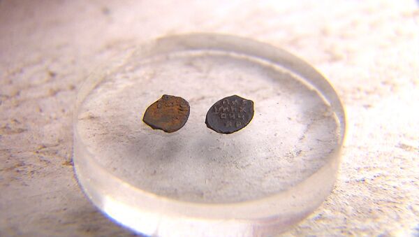 Археологи показали монеты из найденного в Москве клада времен Медного бунта - Sputnik Грузия