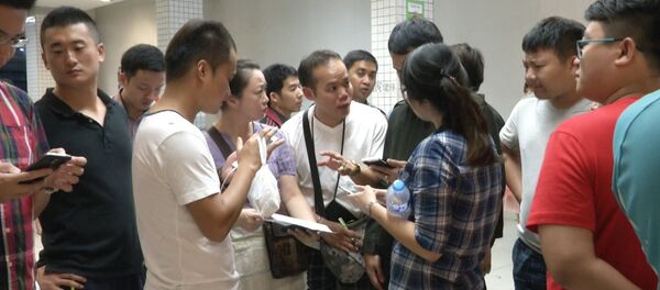 Тайцы в больнице проверяли списки раненных и погибших во время взрыва в Бангкоке - Sputnik Грузия