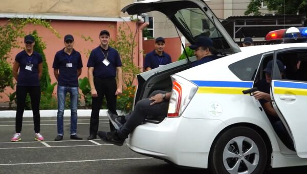 Саакашвили влез в багажник патрульной машины на учениях в Одессе - Sputnik Грузия