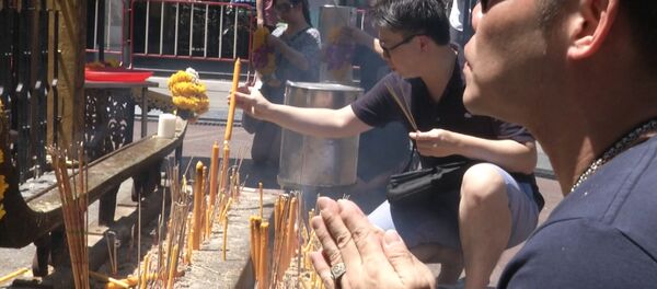 Свечи, благовония и молитвы: в Бангкоке почтили память погибших в теракте - Sputnik Грузия