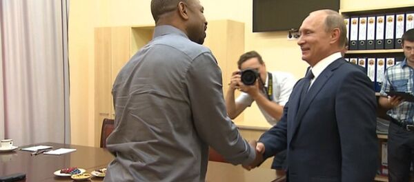 Американский боксер объяснил Путину, зачем ему российский паспорт - Sputnik Грузия