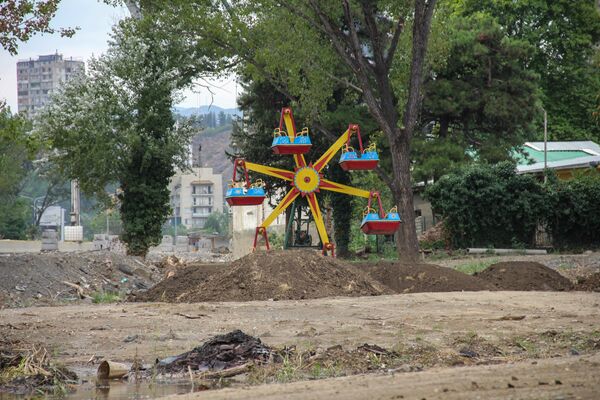 Разрушен и находившийся на территории зоопарка детский городок с аттракционами. - Sputnik Грузия
