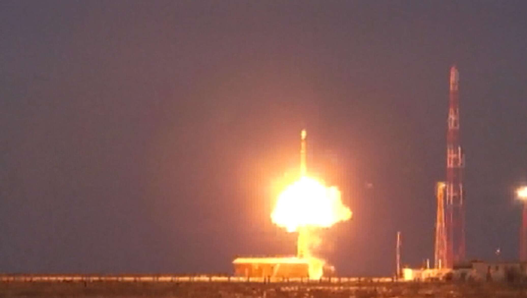 Пуск 24. Запуск ракеты Тополь м. Баллистическая ракета в небе. Тополь-м баллистическая ракета.