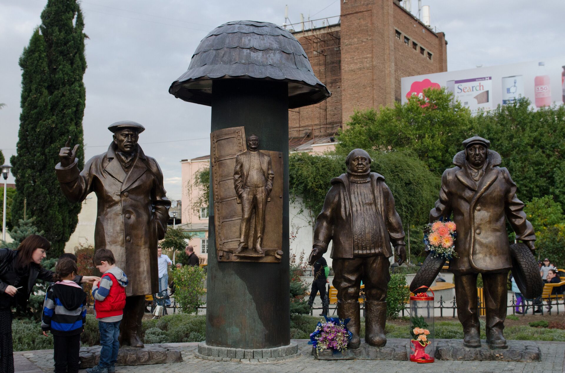 Памятник героям фильма Мимино в Тбилиси - Sputnik Грузия, 1920, 25.07.2023