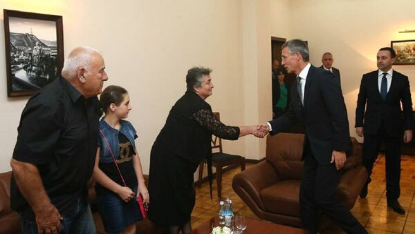 Генеральный секретарь НАТО Йенс Столтенберг встретился в Тбилиси с семьей Тамты Липартелиани - Sputnik Грузия