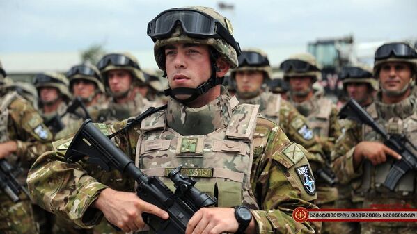 На церемонии открытия НАТО присутствовали грузинские военнослужащие-контрактники, которые уже проходят обучение по западным стандартам у иностранных инструкторов и участвуют в зарубежных миротворческих миссиях. - Sputnik Грузия