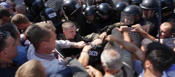 Протестующие у Рады в Киеве толкали силовиков и срывали с них каски Протестующие у Рады в Киеве толкали силовиков и срывали с них каски - Sputnik Грузия