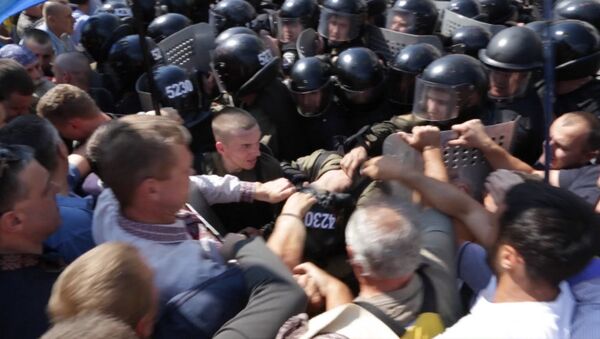 Протестующие у Рады в Киеве толкали силовиков и срывали с них каски - Sputnik Грузия
