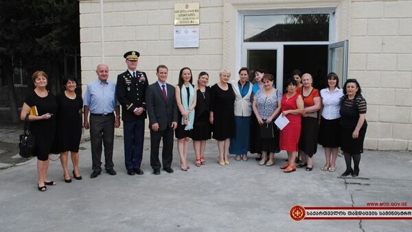 Грузинские и американские военные отремонтировали школу в Гори - Sputnik Грузия