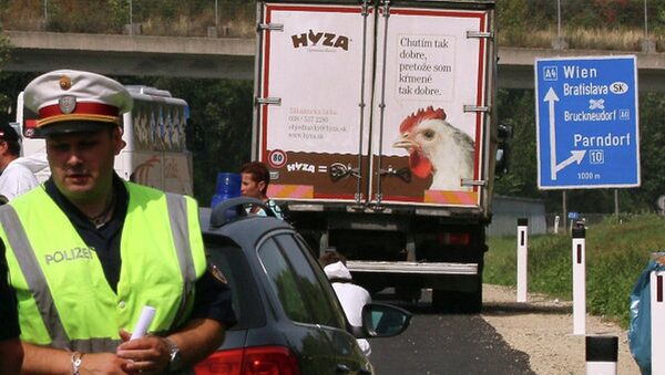 Австрийская полиция на трассе А4 между населенными пунктами Нойзидль и Парн, где был обнаружен грузовик с телами мигрантов. 27 августа 2015 - Sputnik Грузия