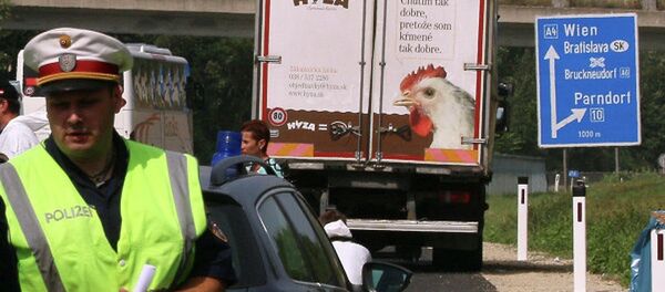 Австрийская полиция на трассе А4 между населенными пунктами Нойзидль и Парн, где был обнаружен грузовик с телами мигрантов. 27 августа 2015 - Sputnik Грузия