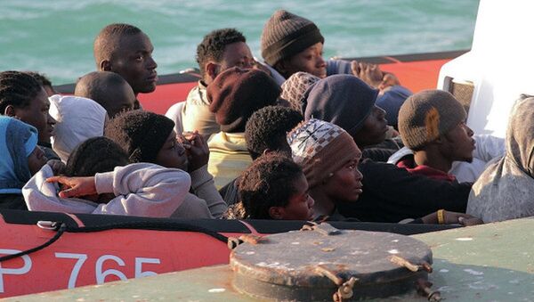 Нелегальные мигранты на лодке береговой охраны Италии. Архивное фото - Sputnik Грузия