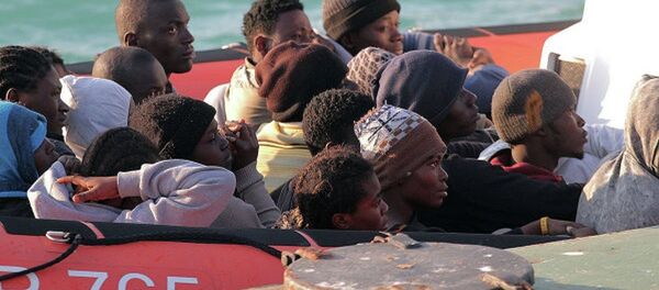 Нелегальные мигранты на лодке береговой охраны Италии. Архивное фото - Sputnik Грузия
