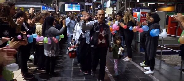 Еда, одежда, аплодисменты – как встретили беженцев в Германии - Sputnik Грузия