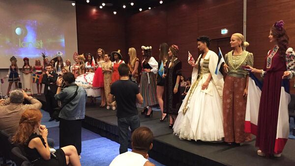 Красавицы в национальной одежде: конкурс “Мисс Планета” в Тбилиси - Sputnik Грузия