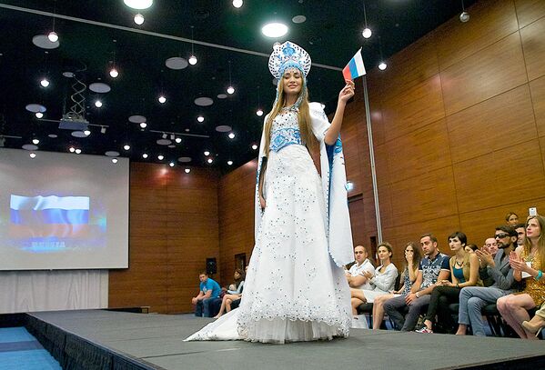 Участница из России - Наталья Шаронова, на конкурсе Мисс Планета в Тбилиси. - Sputnik Грузия