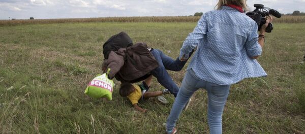 Журналистка телеканала N1TV во время съемки беженцев после побега из лагеря Реске на границе с Сербией. 9 сентября 2015 - Sputnik Грузия