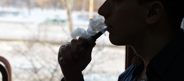 მამაკაცი ელექტრონულ სიგარეტს ეწევა - Sputnik საქართველო