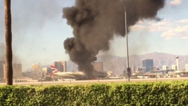 Густой дым поднялся над горящим самолетом в аэропорту Лас-Вегаса - Sputnik Грузия