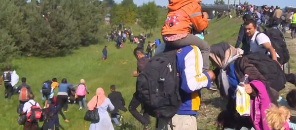 Мигранты из пункта приема в Реске бежали от полицейских и кричали Нет лагерю! - Sputnik Грузия