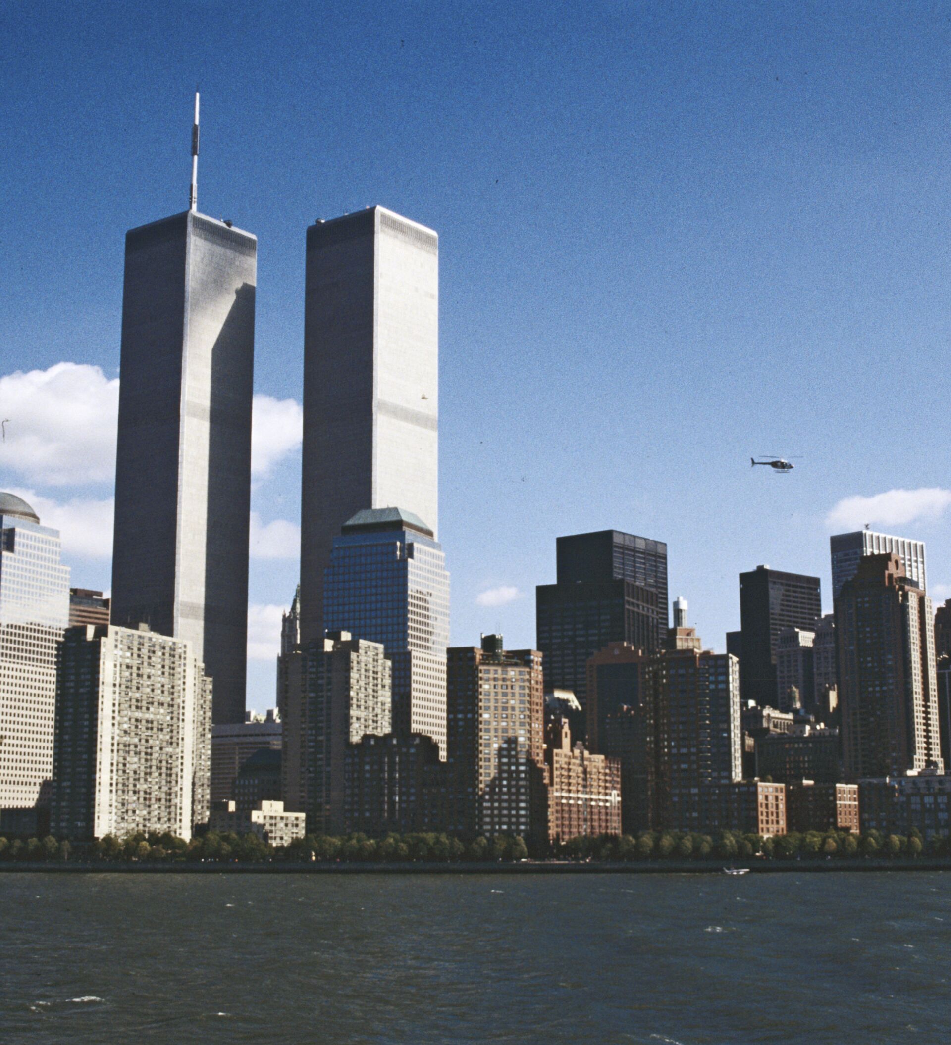 Сколько этажей было в башнях близнецах. Башни ВТЦ. ВТЦ Нью-Йорк. Всемирный торговый центр в Нью-Йорке 11 сентября. Нью Йорк башни Близнецы 2002.