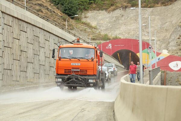 Сотрудники городских служб очищают проезжую часть дороги от строительного мусора и грязи. - Sputnik Грузия