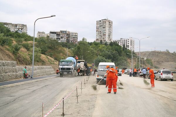 Расчистка проезжей части дороги перед открытием. - Sputnik Грузия