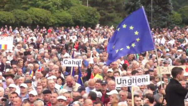 Участники антиправительственного митинга в Кишиневе размахивали флагами ЕС - Sputnik Грузия