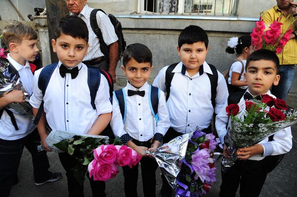 Более 70 процентов учащихся русскоязычных школ в Тбилиси - это этнические армяне, их родители уверены, что в будущем им пригодится образование на русском языке. - Sputnik Грузия