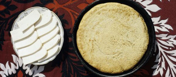 Блюда аджарской кухни: чирбули и сыр сулугуни. - Sputnik Грузия