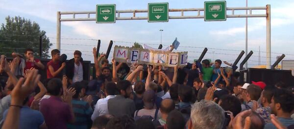 Беженцы стучали в стену на границе Венгрии и кричали: Меркель, спаси нас! - Sputnik Грузия