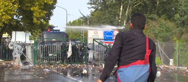 На границе Венгрии полиция применила водометы против беженцев - Sputnik Грузия