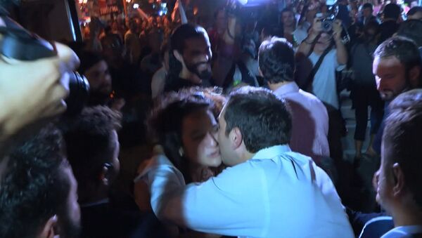 Ципрас обнимался с избирателями после победы СИРИЗА в парламентских выборах - Sputnik Грузия