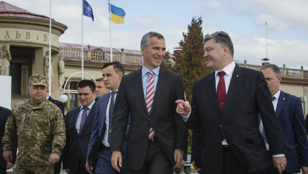 Президент Украины Петр Порошенко и генеральный секретарь НАТО Йенс Столтенберг - Sputnik Грузия