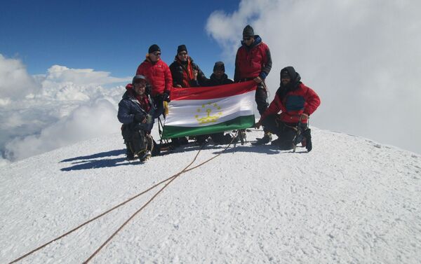 Группа альпинистов на вершине Казбек - Sputnik Грузия