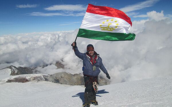 Фархад Муминов с флагом республики Таджикистан на вершине Казбек - Sputnik Грузия