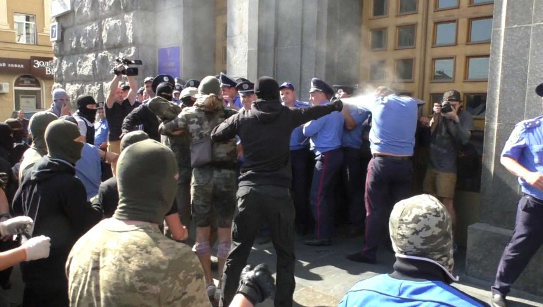 Махачкала беспорядки. Бунт в Балаклаве. Человек в Балаклаве протестует. Беспорядки в Костроме 23.01.2021 у здания администрации.