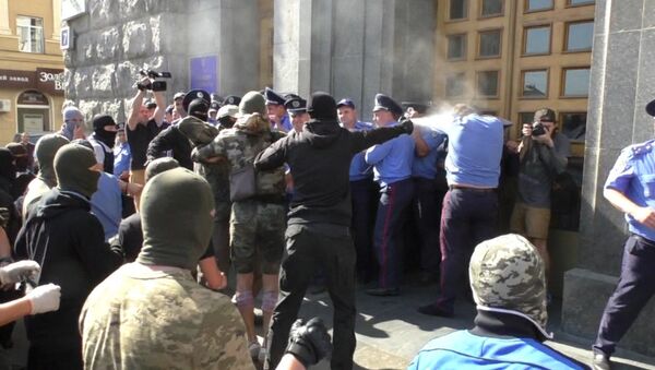 Беспорядки у горсовета Харькова: неизвестные применили газ против милиции - Sputnik Грузия