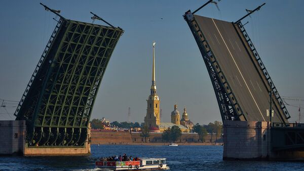 Вид на разведенный Дворцовый мост и Петропавловскую крепость в Санкт-Петербурге - Sputnik Грузия