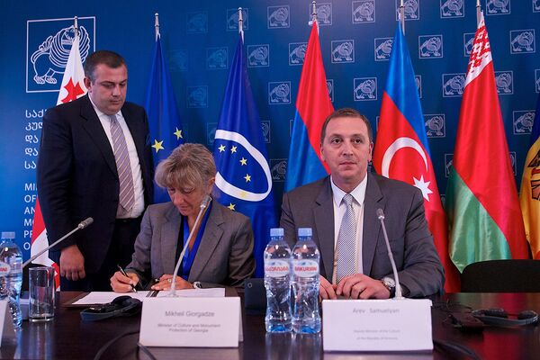 В рамках встречи состоялось оформление соответствующих документов между представителями ЕС и главами делегаций стран Восточного партнерства. - Sputnik Грузия