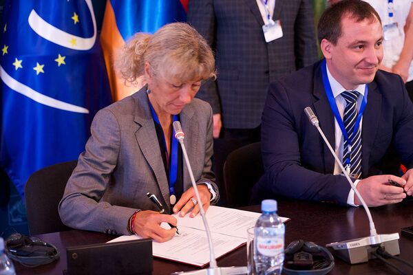 На встрече представители ЕС и Молдовы подписывают совместный документ на встрече в Тбилиси о развитии сотрудничества в сфере культуры. - Sputnik Грузия