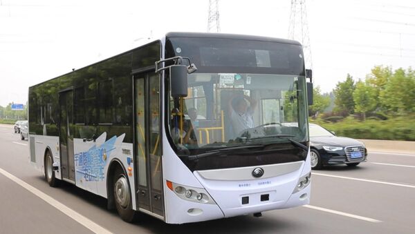 Самоуправляемый автобус провез пассажиров по загородной трассе в Китае - Sputnik Грузия