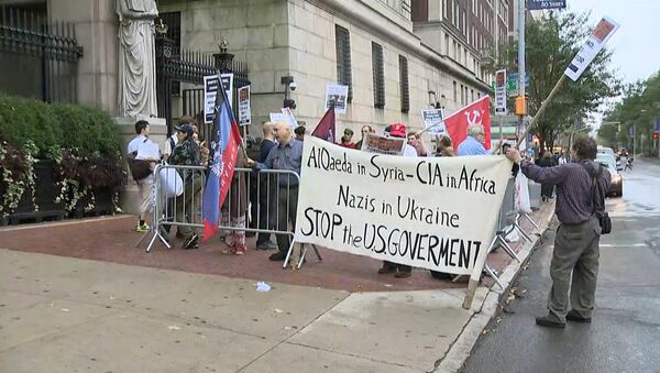 Противники и сторонники Порошенко устроили перепалку на митинге в Нью-Йорке - Sputnik Грузия