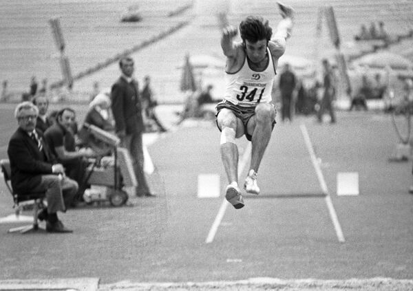 На этом снимке трехкратный олимпийский чемпион Виктор Санеев выполняет прыжок на соревнованиях в Москве в 1980 году. - Sputnik Грузия