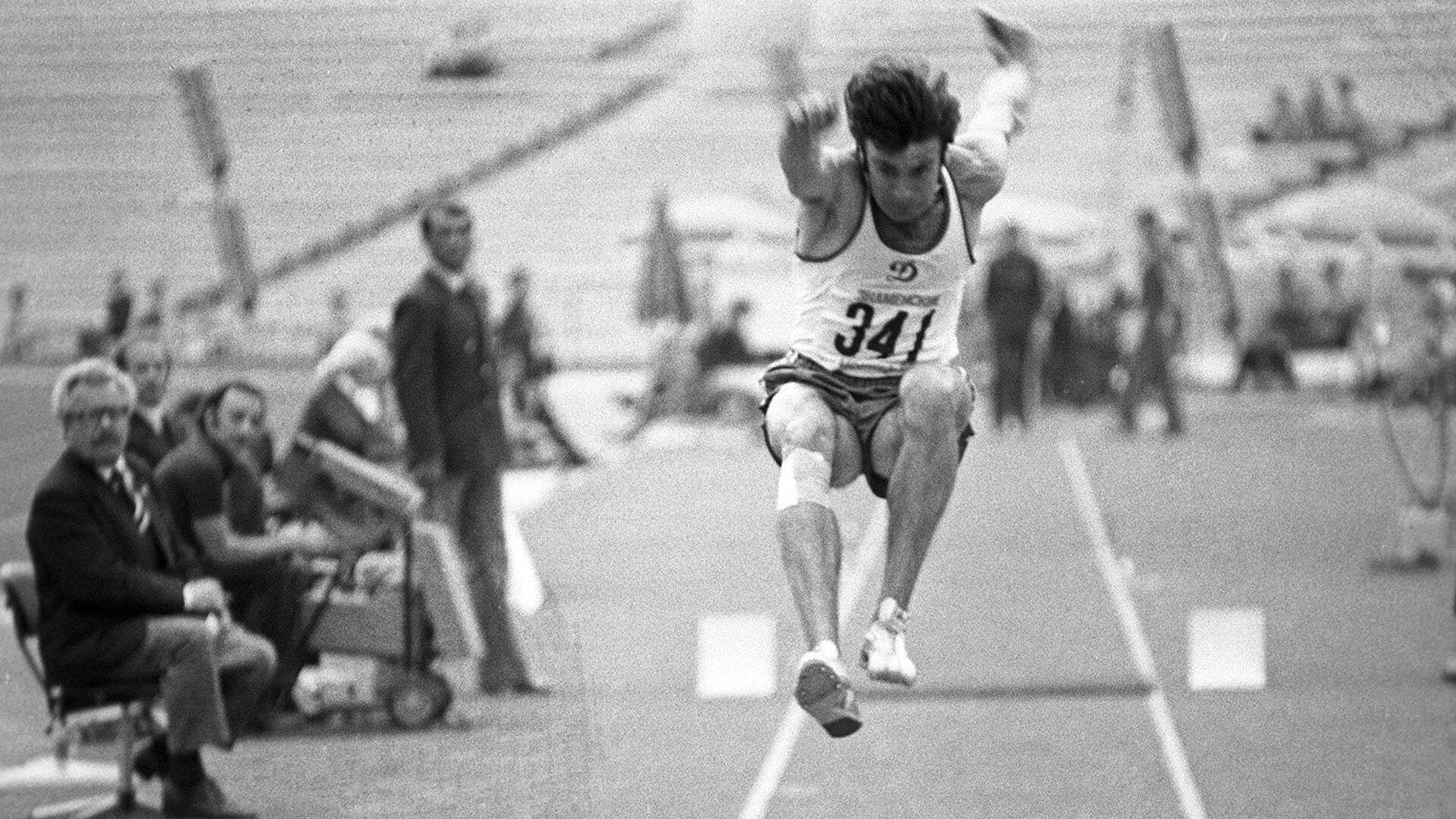 Трехкратный олимпийский чемпион в тройном прыжке, заслуженный мастер спорта СССР Виктор Санеев выполняет прыжок на турнире в Москве в 1980 году  - Sputnik Грузия, 1920, 03.01.2022