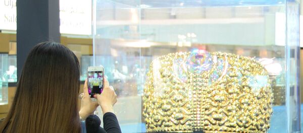 არაბეთში წარმოადგინეს მსოფლიოში ოქროს ყველაზე მძიმე ბეჭედი, რომელიც 63 კგ–ს იწონის არაბეთში წარმოადგინეს მსოფლიოში ოქროს ყველაზე მძიმე ბეჭედი, რომელიც 63 კგ–ს იწონის - Sputnik საქართველო