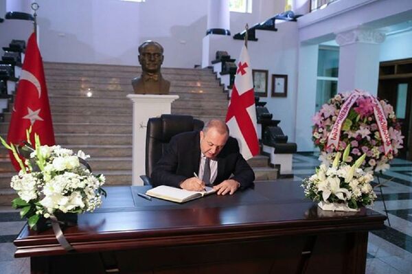 Президент Георгий Маргвелашвили в посольстве Турции Президент Георгий Маргвелашвили в посольстве Турции - Sputnik Грузия