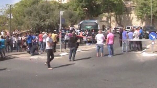 იერუსალიმში შეიარაღებული პალესტინელები ავტობუსს დაესხნენ თავს. კადრები შემთხვევის ადგილიდან - Sputnik საქართველო